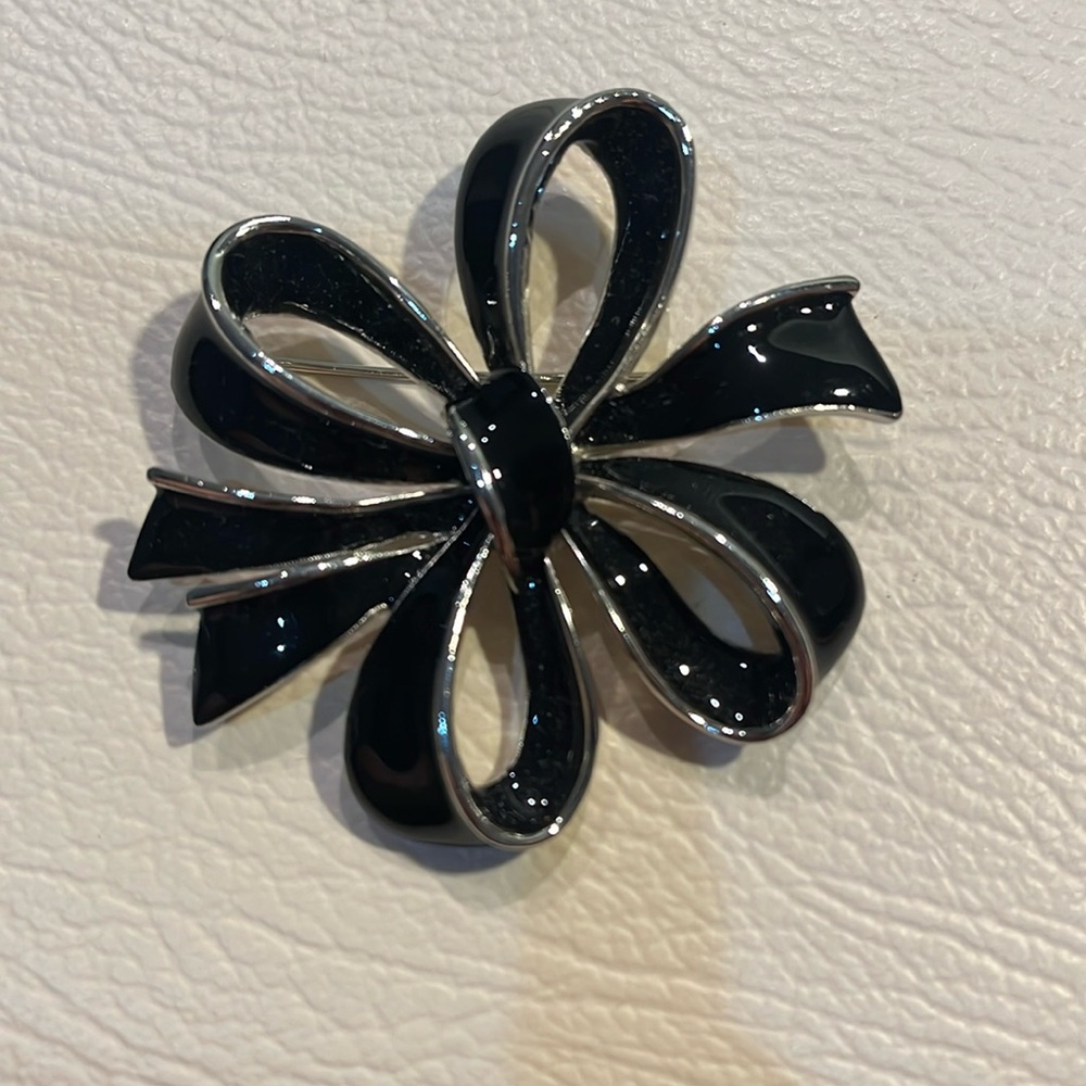 Tied bow style brooch
